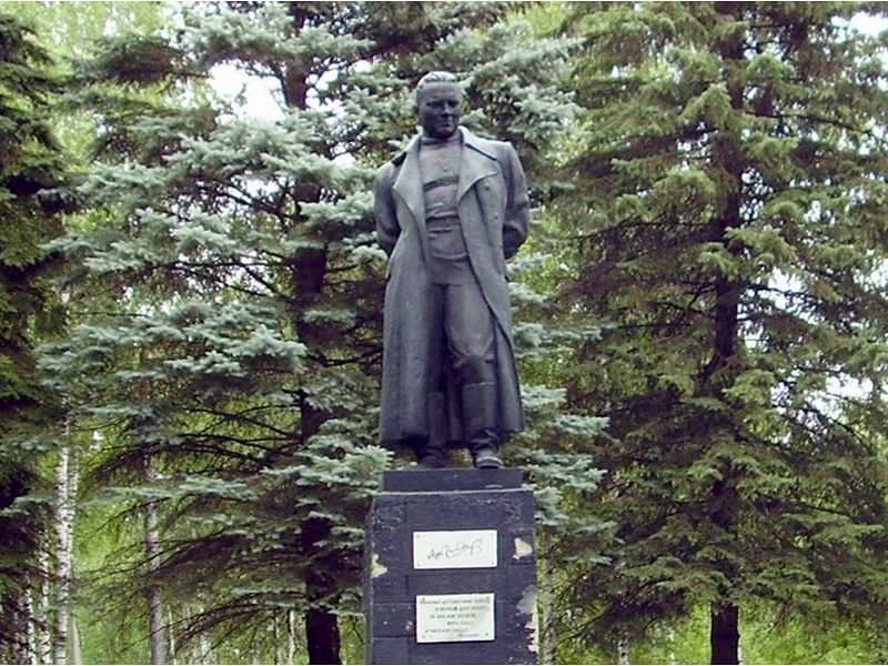 Памятник Гайдару А П в Арзамасе 